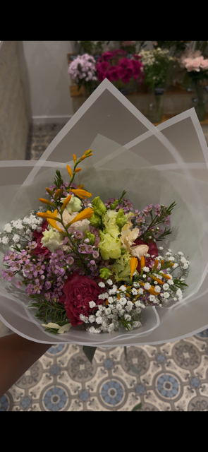 Bouquet champêtre coloré avec gypsophile et fleurs jaunes – Florae Villecresnes