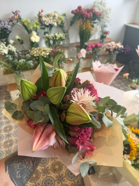 Bouquet Signature Florae avec lys rose, eucalyptus et fleurs fuchsia