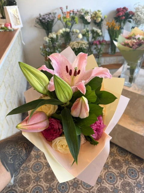 Bouquet Éclat de Lys rose avec roses crème et fuchsia – Florae Villecresnes