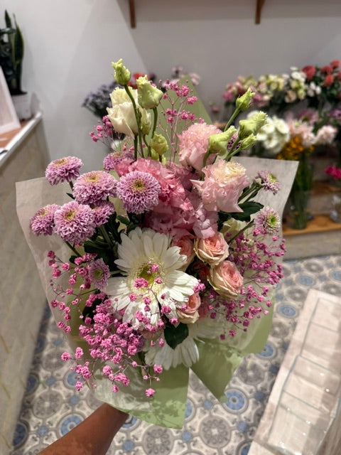 Bouquet Douceur Poudrée rose, blanc et vert vu de face – Florae Villecresnes