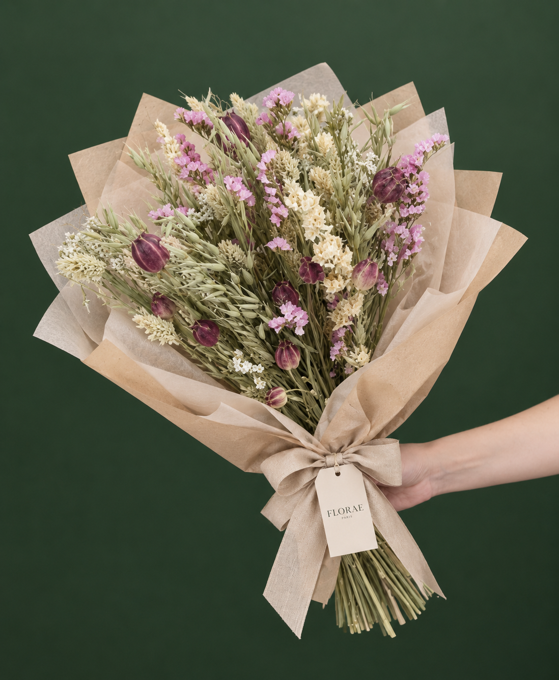 Échappée Sauvage — Fleurs séchées, petites fleurs roses et crème, capsules décoratives et graminées. Bouquet Florae sur fond vert.