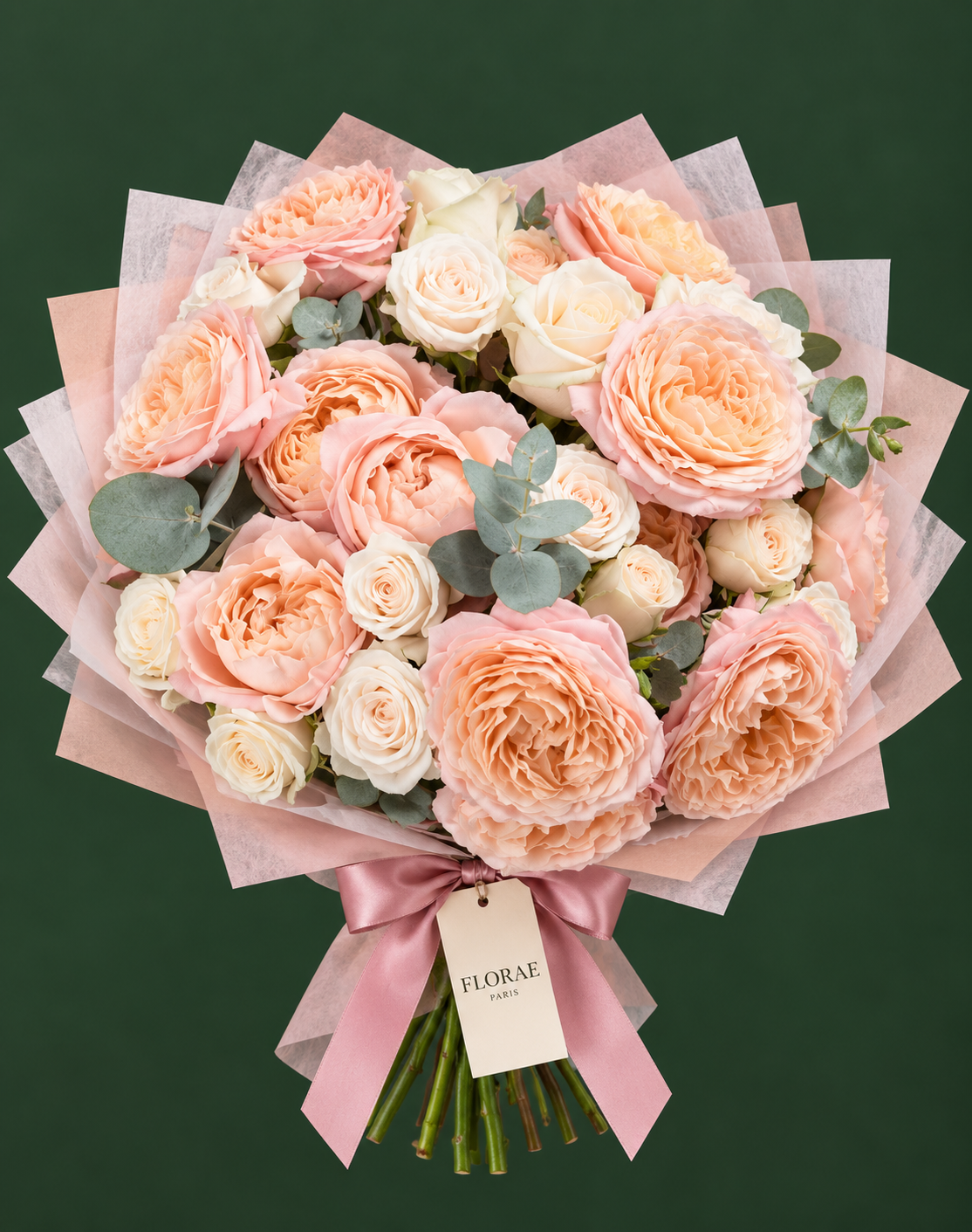 Rêve Abricot — Roses pêche, roses crème et eucalyptus. Bouquet Florae sur fond vert.
